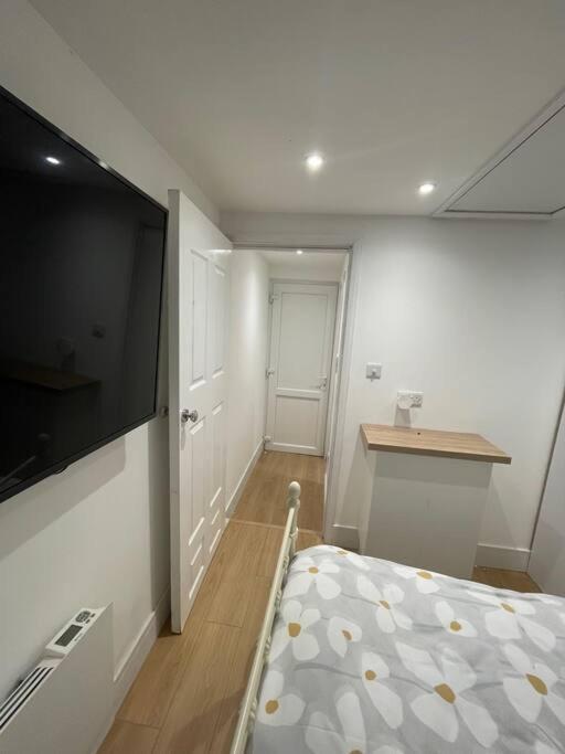 1 Bedroom Guest Suite Near City Centre. Gloucester Exterior photo